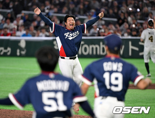 [OSEN=도쿄(일본), 손용호 기자] 도쿄의 기적이 나왔다. 한국 WBC 대표팀이 17년 만에 1라운드를 통과했다.&nbsp;한국은 9일 일본 도쿄돔에서 열린 ‘2026 월드베이스볼클래식(WBC)’ 1라운드 C조 호주와의 경기에서 로 승리를 거뒀다. 이로써 한국은 조별라운드 2승2패를 기록하면서 호주, 대만 등을 최소실점률로 제치면서 2009년 이후 17년 만에 1라운드를 통과했다. 이제 한국은 마이애미행 전세기를 탄다.9회말 2사 1루에서 한국 문보경이 호주 웨이드를 뜬공으로 처리하며 환호하고 있다. 2026.03.09&nbsp;/spjj@osen.co.kr