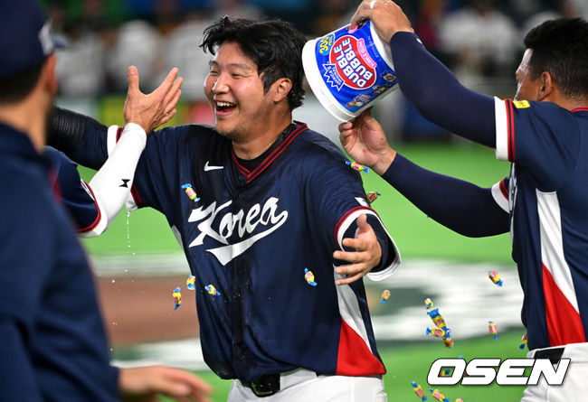 [OSEN=도쿄(일본), 손용호 기자] 도쿄의 기적이 나왔다. 한국 WBC 대표팀이 17년 만에 1라운드를 통과했다.&nbsp;한국은 9일 일본 도쿄돔에서 열린 ‘2026 월드베이스볼클래식(WBC)’ 1라운드 C조 호주와의 경기에서 로 승리를 거뒀다. 이로써 한국은 조별라운드 2승2패를 기록하면서 호주, 대만 등을 최소실점률로 제치면서 2009년 이후 17년 만에 1라운드를 통과했다. 이제 한국은 마이애미행 전세기를 탄다.경기 종료 후 한국 문보경이 동료들에게 축하를 받고 있다. 2026.03.09&nbsp;/spjj@osen.co.kr