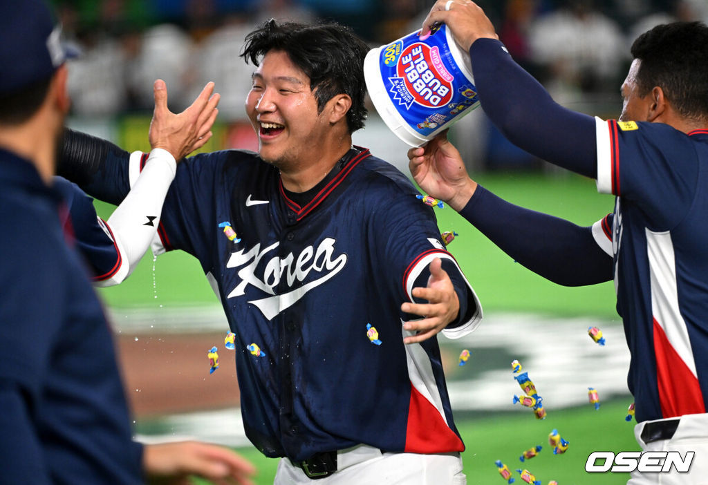 도쿄의 기적이 나왔다. 한국 WBC 대표팀이 17년 만에 1라운드를 통과했다. 한국은 9일 일본 도쿄돔에서 열린 ‘2026 월드베이스볼클래식(WBC)’ 1라운드 C조 호주와의 경기에서 로 승리를 거뒀다. 이로써 한국은 조별라운드 2승2패를 기록하면서 호주, 대만 등을 최소실점률로 제치면서 2009년 이후 17년 만에 1라운드를 통과했다. 이제 한국은 마이애미행 전세기를 탄다.경기 종료 후 한국 문보경이 동료들에게 축하를 받고 있다. 2026.03.09 /spjj@osen.co.kr