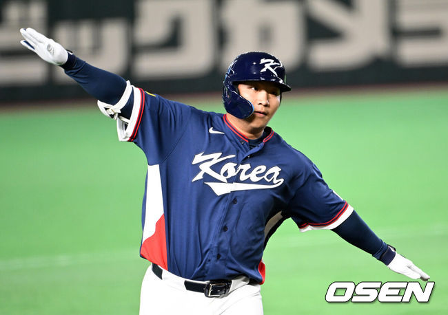 [OSEN=도쿄(일본), 손용호 기자] 9일 일본 도쿄돔에서 월드베이스볼클래식(WBC) 조별리그 C조 한국과 호주의 경기가&nbsp;열렸다.C조는 일본이 3승으로 조 1위를 확정, 8강에 진출했다. 호주가 2승 1패, 대만이 2승 2패, 한국이 1승 2패, 체코는 3패다.한국 WBC 대표팀이 8강에 진출하려면 호주에 2점 이하로 실점하면서 5점 차 이상으로 승리해야만 한다.2회초 무사 1루에서 한국 문보경이 우중월 투런 홈런을 치고 세리머니를 하고 있다. 2026.03.09&nbsp;/spjj@osen.co.kr