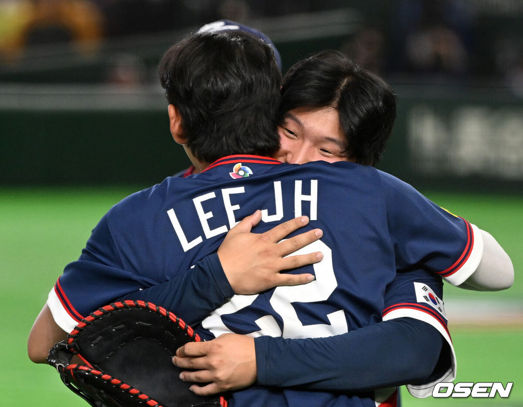 도쿄의 기적이 나왔다. 한국 WBC 대표팀이 17년 만에 1라운드를 통과했다. 한국은 9일 일본 도쿄돔에서 열린 ‘2026 월드베이스볼클래식(WBC)’ 1라운드 C조 호주와의 경기에서 로 승리를 거뒀다. 이로써 한국은 조별라운드 2승2패를 기록하면서 호주, 대만 등을 최소실점률로 제치면서 2009년 이후 17년 만에 1라운드를 통과했다. 이제 한국은 마이애미행 전세기를 탄다.경기 종료 후 한국 이정후가 문보경과 승리의 기쁨을 나누고 있다. 2026.03.09 /spjj@osen.co.kr