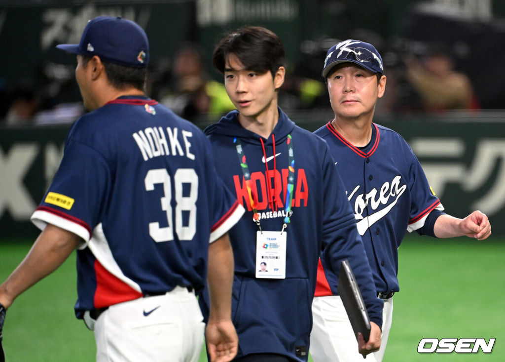9일 일본 도쿄돔에서 월드베이스볼클래식(WBC) 조별리그 C조 한국과 호주의 경기가 열렸다.C조는 일본이 3승으로 조 1위를 확정, 8강에 진출했다. 호주가 2승 1패, 대만이 2승 2패, 한국이 1승 2패, 체코는 3패다.한국 WBC 대표팀이 8강에 진출하려면 호주에 2점 이하로 실점하면서 5점 차 이상으로 승리해야만 한다.2회말 한국 류지현 감독이 노경은을 올리고 있다. 2026.03.09 /spjj@osen.co.kr