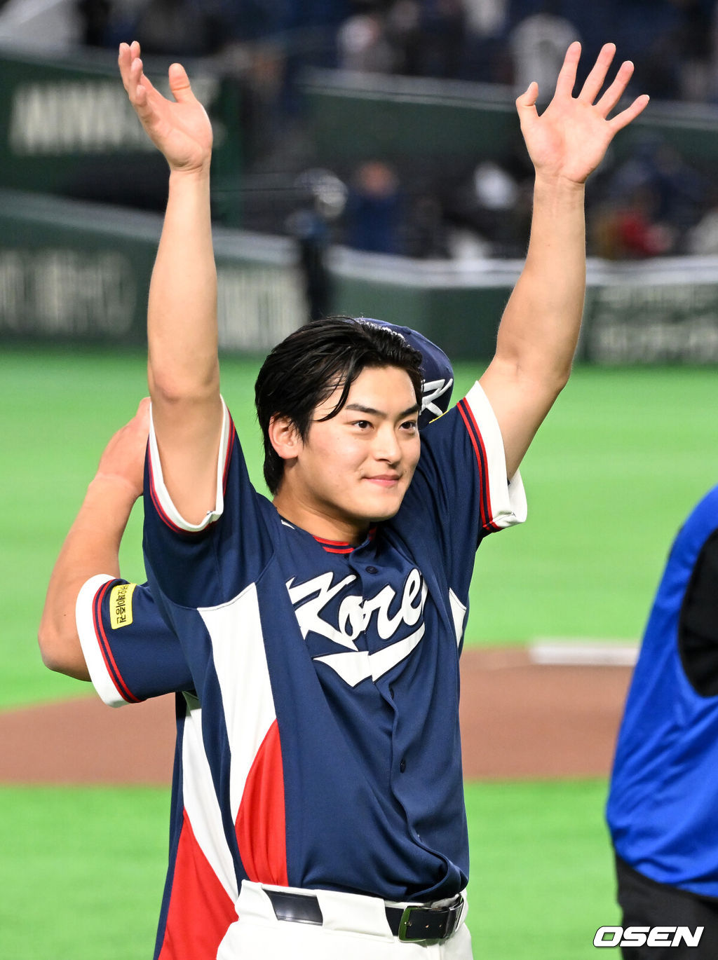 도쿄의 기적이 나왔다. 한국 WBC 대표팀이 17년 만에 1라운드를 통과했다. 한국은 9일 일본 도쿄돔에서 열린 ‘2026 월드베이스볼클래식(WBC)’ 1라운드 C조 호주와의 경기에서 로 승리를 거뒀다. 이로써 한국은 조별라운드 2승2패를 기록하면서 호주, 대만 등을 최소실점률로 제치면서 2009년 이후 17년 만에 1라운드를 통과했다. 이제 한국은 마이애미행 전세기를 탄다.경기 종료 후 한국 조병현이 승리의 기쁨을 나누고 있다. 2026.03.09 /spjj@osen.co.kr