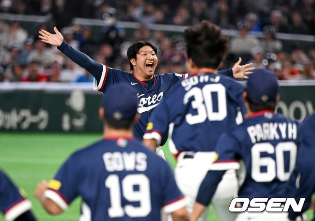 [OSEN=도쿄(일본), 손용호 기자] 도쿄의 기적이 나왔다. 한국 WBC 대표팀이 17년 만에 1라운드를 통과했다.&nbsp;한국은 9일 일본 도쿄돔에서 열린 ‘2026 월드베이스볼클래식(WBC)’ 1라운드 C조 호주와의 경기에서 로 승리를 거뒀다. 이로써 한국은 조별라운드 2승2패를 기록하면서 호주, 대만 등을 최소실점률로 제치면서 2009년 이후 17년 만에 1라운드를 통과했다. 이제 한국은 마이애미행 전세기를 탄다.9회말 2사 1루에서 한국 문보경이 호주 웨이드를 뜬공으로 처리하며 환호하고 있다. 2026.03.09&nbsp;/spjj@osen.co.kr