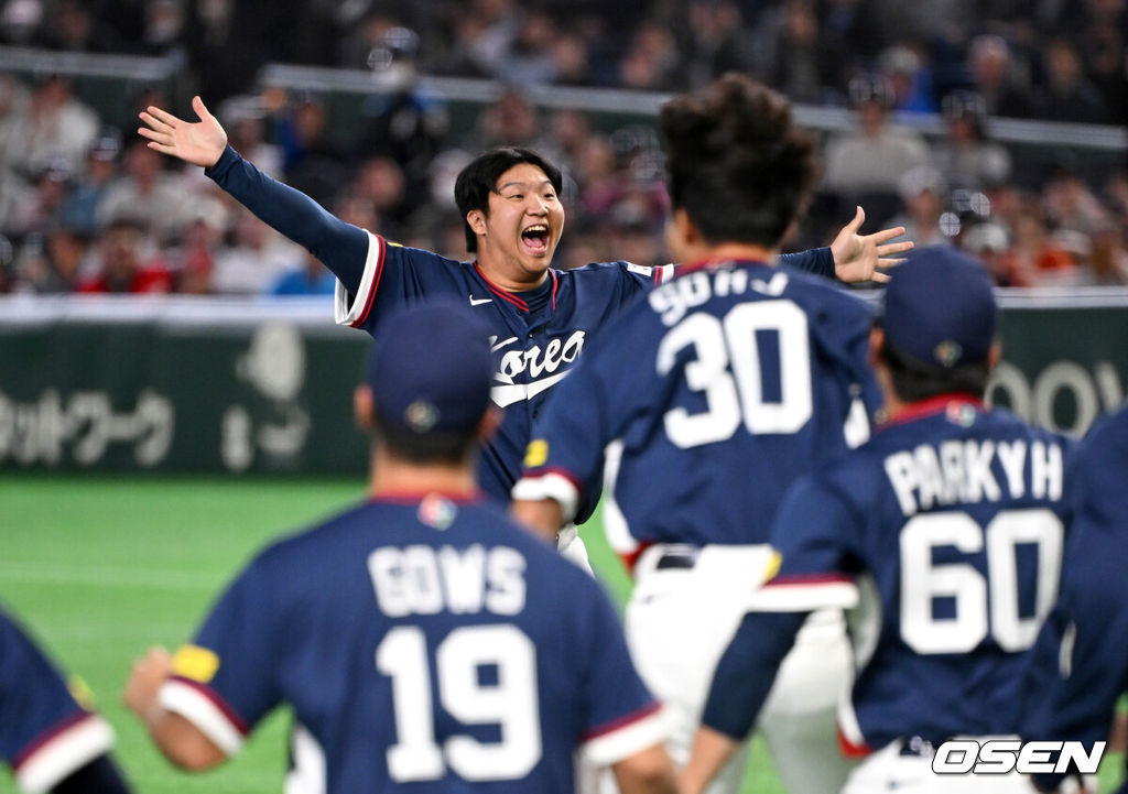 도쿄의 기적이 나왔다. 한국 WBC 대표팀이 17년 만에 1라운드를 통과했다. 한국은 9일 일본 도쿄돔에서 열린 ‘2026 월드베이스볼클래식(WBC)’ 1라운드 C조 호주와의 경기에서 로 승리를 거뒀다. 이로써 한국은 조별라운드 2승2패를 기록하면서 호주, 대만 등을 최소실점률로 제치면서 2009년 이후 17년 만에 1라운드를 통과했다. 이제 한국은 마이애미행 전세기를 탄다.9회말 2사 1루에서 한국 문보경이 호주 웨이드를 뜬공으로 처리하며 환호하고 있다. 2026.03.09 /spjj@osen.co.kr