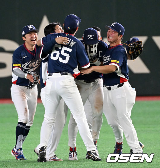 [OSEN=도쿄(일본), 손용호 기자] 도쿄의 기적이 나왔다. 한국 WBC 대표팀이 17년 만에 1라운드를 통과했다.&nbsp;한국은 9일 일본 도쿄돔에서 열린 ‘2026 월드베이스볼클래식(WBC)’ 1라운드 C조 호주와의 경기에서 로 승리를 거뒀다. 이로써 한국은 조별라운드 2승2패를 기록하면서 호주, 대만 등을 최소실점률로 제치면서 2009년 이후 17년 만에 1라운드를 통과했다. 이제 한국은 마이애미행 전세기를 탄다.경기 종료 후 한국 선수들이 승리의 기쁨을 나누고 있다. 2026.03.09&nbsp;/spjj@osen.co.kr