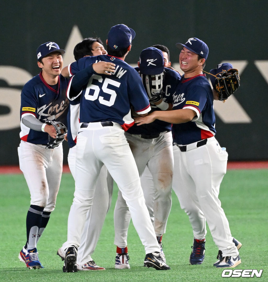 도쿄의 기적이 나왔다. 한국 WBC 대표팀이 17년 만에 1라운드를 통과했다. 한국은 9일 일본 도쿄돔에서 열린 ‘2026 월드베이스볼클래식(WBC)’ 1라운드 C조 호주와의 경기에서 로 승리를 거뒀다. 이로써 한국은 조별라운드 2승2패를 기록하면서 호주, 대만 등을 최소실점률로 제치면서 2009년 이후 17년 만에 1라운드를 통과했다. 이제 한국은 마이애미행 전세기를 탄다.경기 종료 후 한국 선수들이 승리의 기쁨을 나누고 있다. 2026.03.09 /spjj@osen.co.kr