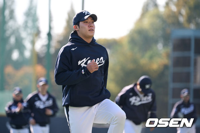 [OSEN=고양, 조은정 기자]류지현 감독이 이끄는 야구 대표팀이 3일 고양국가대표야구훈련장에서 훈련을 진행했다.대표팀은 4일부터 서울 고척스카이돔으로 장소를 옮겨 12일&nbsp;출국 전까지 훈련한다. 2025 NAVER K-BASEBALL SERIES는 오는&nbsp;8일과 9일&nbsp;고척스카이돔에서 열리는 체코 대표팀과의 2경기로 시작되며&nbsp;15일과 16일 양일에 걸쳐 도쿄돔에서 일본 대표팀과의 2경기가 예정되어 있다.&nbsp;야구 대표팀 원태인이 몸을 풀고 있다. 2025.11.03 /cej@osen.co.kr