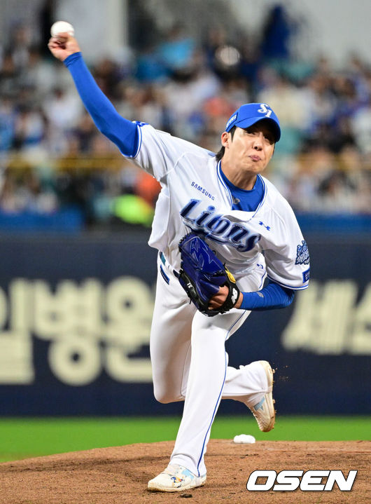 [OSEN=대구, 조은정 기자]22일 대구 삼성라이온즈파크에서 2025 신한 SOL Bank KBO리그 포스트시즌 플레이오프 4차전 삼성 라이온즈와 한화 이글스의 경기가 열렸다.홈팀 삼성은 원태인, 방문팀 한화는 정우주를 선발로 내세웠다.1회초 삼성 원태인이 역투하고 있다. 2025.10.22 /cej@osen.co.kr