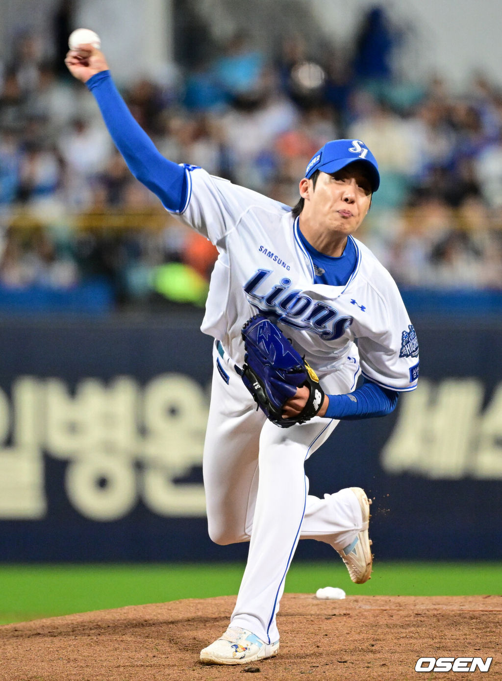 22일 대구 삼성라이온즈파크에서 2025 신한 SOL Bank KBO리그 포스트시즌 플레이오프 4차전 삼성 라이온즈와 한화 이글스의 경기가 열렸다.홈팀 삼성은 원태인, 방문팀 한화는 정우주를 선발로 내세웠다.1회초 삼성 원태인이 역투하고 있다. 2025.10.22 /cej@osen.co.kr