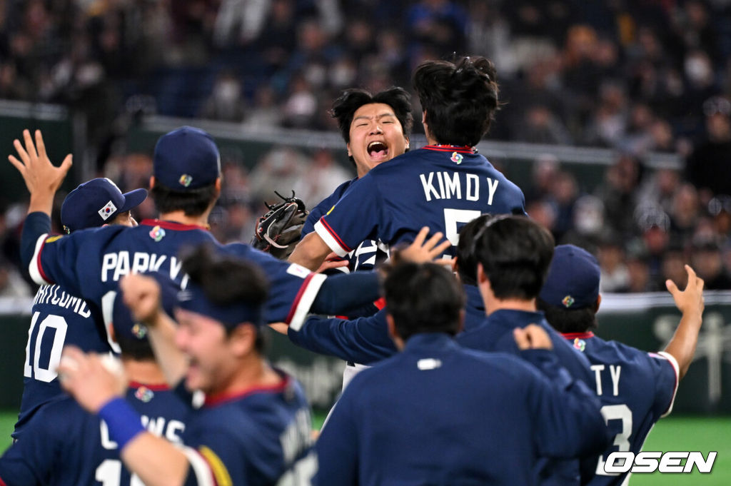 도쿄의 기적이 나왔다. 한국 WBC 대표팀이 17년 만에 1라운드를 통과했다. 한국은 9일 일본 도쿄돔에서 열린 ‘2026 월드베이스볼클래식(WBC)’ 1라운드 C조 호주와의 경기에서 로 승리를 거뒀다. 이로써 한국은 조별라운드 2승2패를 기록하면서 호주, 대만 등을 최소실점률로 제치면서 2009년 이후 17년 만에 1라운드를 통과했다. 이제 한국은 마이애미행 전세기를 탄다.경기 종료 한국 문보경이 동료들과 승리의 기쁨을 나누고 있다. 2026.03.09 /spjj@osen.co.kr