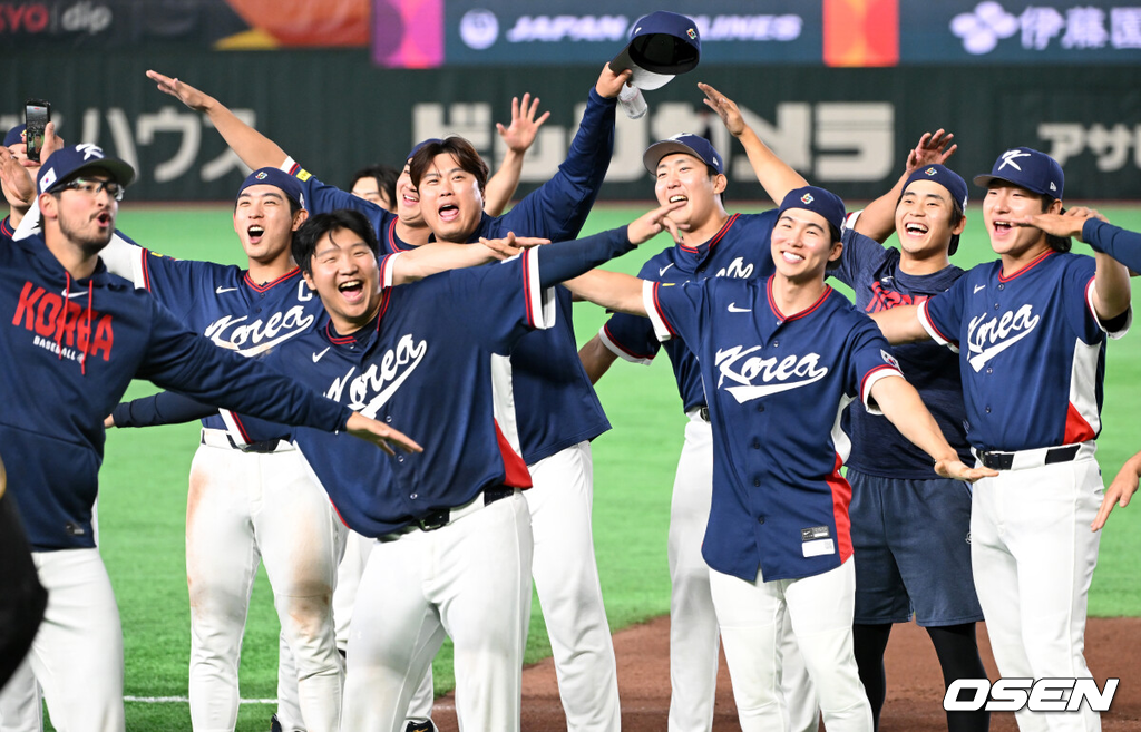 도쿄의 기적이 나왔다. 한국 WBC 대표팀이 17년 만에 1라운드를 통과했다. 한국은 9일 일본 도쿄돔에서 열린 ‘2026 월드베이스볼클래식(WBC)’ 1라운드 C조 호주와의 경기에서 로 승리를 거뒀다. 이로써 한국은 조별라운드 2승2패를 기록하면서 호주, 대만 등을 최소실점률로 제치면서 2009년 이후 17년 만에 1라운드를 통과했다. 이제 한국은 마이애미행 전세기를 탄다.경기 종료 후 한국 대표팀이 관중석을 향해 세리머니를 하고 있다. 2026.03.09 /spjj@osen.co.kr