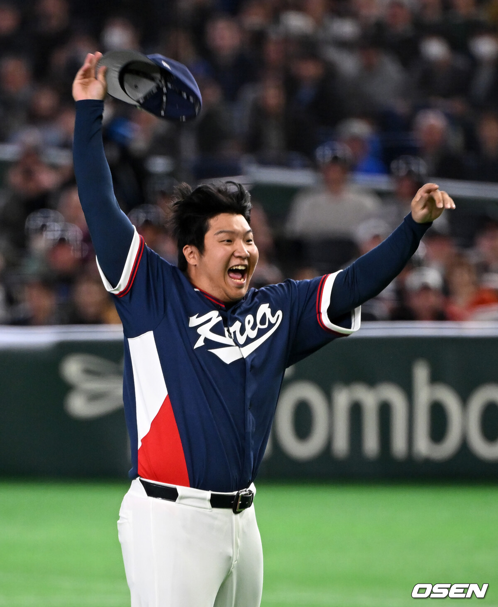 도쿄의 기적이 나왔다. 한국 WBC 대표팀이 17년 만에 1라운드를 통과했다. 한국은 9일 일본 도쿄돔에서 열린 ‘2026 월드베이스볼클래식(WBC)’ 1라운드 C조 호주와의 경기에서 로 승리를 거뒀다. 이로써 한국은 조별라운드 2승2패를 기록하면서 호주, 대만 등을 최소실점률로 제치면서 2009년 이후 17년 만에 1라운드를 통과했다. 이제 한국은 마이애미행 전세기를 탄다.경기 종료 한국 문보경이 동료들과 승리의 기쁨을 나누고 있다. 2026.03.09 /spjj@osen.co.kr