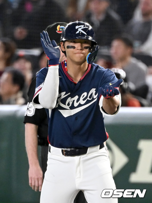 [OSEN=도쿄(일본), 손용호 기자] 9일 일본 도쿄돔에서 월드베이스볼클래식(WBC) 조별리그 C조 한국과 호주의 경기가 열렸다.C조는 일본이 3승으로 조 1위를 확정, 8강에 진출했다. 호주가 2승 1패, 대만이 2승 2패, 한국이 1승 2패, 체코는 3패다.한국 WBC 대표팀이 8강에 진출하려면 호주에 2점 이하로 실점하면서 5점 차 이상으로 승리해야만 한다.6회초 1사 3루에서 한국 김도영이 우전 적시타를 치고 환호하고 있다. 2026.03.09 /spjj@osen.co.kr