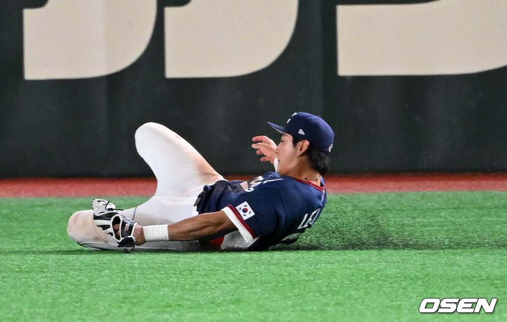도쿄의 기적이 나왔다. 한국 WBC 대표팀이 17년 만에 1라운드를 통과했다. 한국은 9일 일본 도쿄돔에서 열린 ‘2026 월드베이스볼클래식(WBC)’ 1라운드 C조 호주와의 경기에서 로 승리를 거뒀다. 이로써 한국은 조별라운드 2승2패를 기록하면서 호주, 대만 등을 최소실점률로 제치면서 2009년 이후 17년 만에 1라운드를 통과했다. 이제 한국은 마이애미행 전세기를 탄다.9회말 1사 1루에서 한국 이정후가 호주 릭슨 윈그로브를 우익수 플라이로 처리하고 있다. 2026.03.09 /spjj@osen.co.kr