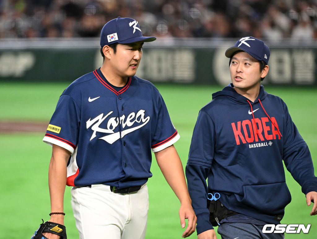 9일 일본 도쿄돔에서 월드베이스볼클래식(WBC) 조별리그 C조 한국과 호주의 경기가 열렸다.C조는 일본이 3승으로 조 1위를 확정, 8강에 진출했다. 호주가 2승 1패, 대만이 2승 2패, 한국이 1승 2패, 체코는 3패다.한국 WBC 대표팀이 8강에 진출하려면 호주에 2점 이하로 실점하면서 5점 차 이상으로 승리해야만 한다.2회말 수비에 앞서 한국 선발투수 손주영이 교체되고 있다. 2026.03.09 /spjj@osen.co.kr