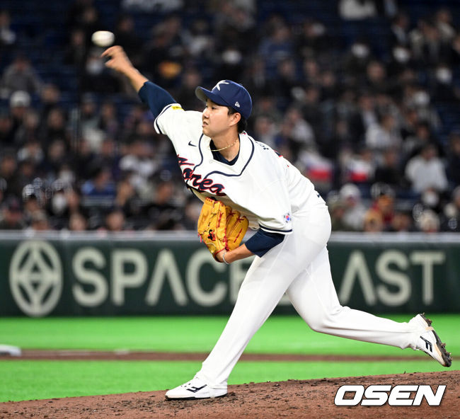 [OSEN=도쿄(일본), 손용호 기자] 류지현 감독이 이끄는 한국야구 대표팀은 5일 일본 도쿄의 도쿄돔에서 열린 2026 월드베이스볼클래식(WBC) 조별리그 C조 체코와의 첫 경기에서 홈런 4방을 포함해 10안타를 터트리며 11-4로 승리했다.2009년 이후 17년 만에 WBC 1차전 승리를 기록했다.9회초 한국 유영찬이 역투하고 있다. 2026.03.05&nbsp;/spjj@osen.co.kr