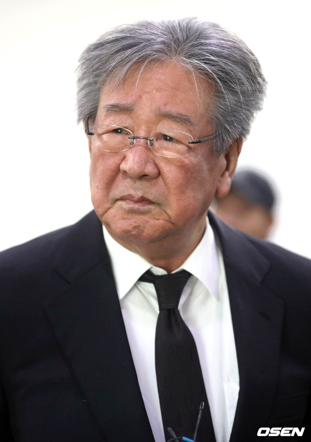 [OSEN=사진팀] 1960~70년대 은막을 군림하던 배우 신성일이 폐암 투병 끝에 타계했다. 이가운데 영화계 등에서 추모물결이 이어지고 있다.고(故) 신성일은 4일 오전 2시 30분 전남의 한 병원에서 폐암 투병 끝에 세상을 떠났다. 향년 81세고 신성일의 빈소는 서울아산병원 장례식장 30호실에 마련됐으며 발인은 오는 11월6일로 예정돼 있다. 장지는 고인이 직접 건축해 살던 가옥이 위치한 경북 영천 성일각이다. /photo@osen.co.kr사진=사진공동취재단