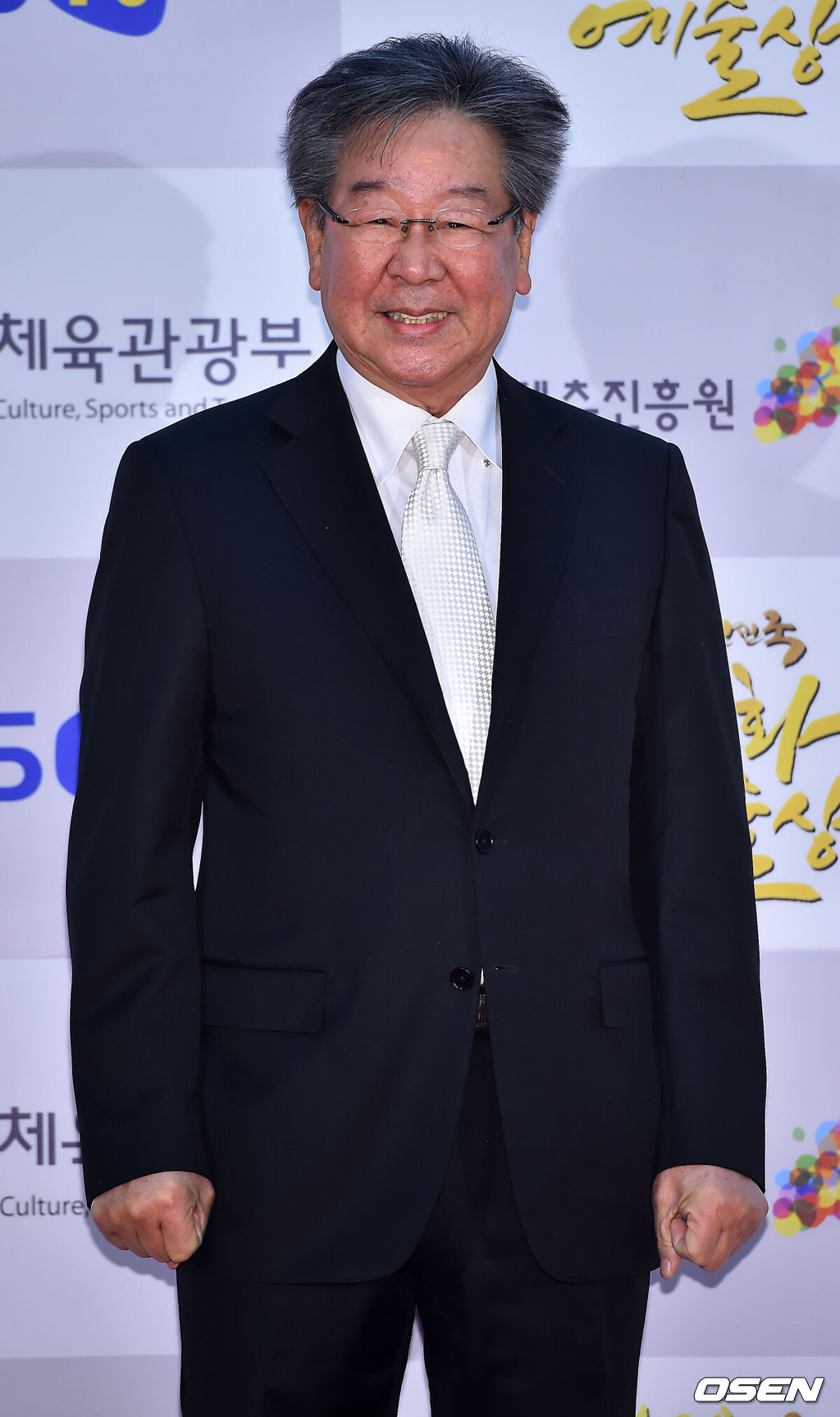 17일 오후 서울시 종로구 연건동 홍익대 대학로 아트센터 대강당에서 열린 '2014 대한민국 대중문화예술상'에서 최불암이 포토월에서 포즈를 취하고 있다.문화체육관광부가 주최하고, 한국콘텐츠진흥원이 주관하는 '2014 대한민국 대중문화예술상'은 코미디언 송해, 배우 최불암을 포함해 총 28명의 대중문화예술인이 우리나라 대중문화 발전에 기여한 공을 인정받아 문화훈장, 대통령 표창, 국무총리 표창, 문화체육관광부 장관상을 수상한다.또한 수상자들의 업적을 기리는 헌정 공연과 선후배 대중문화예술인들의 화려한 축하공연도 마련돼 행사의 의미를 더 한다. '전국노래자랑'의 진행을 26년간 맡아온 방송인 송해와 47년간 연기 활동을 이어고 있는 배우 최불암 등 6명이 ‘2014 대한민국 대중문화예술상’ 문화훈장 수훈자로 선정됐다. '서른 즈음에', '사랑했지만' 등 명곡을 남긴 가수 고 김광석 등 7명이 대통령표창을 수상하며 한류 열풍을 주도하고 있는 배우 김수현, 이민호 등 8명이 국무총리표창을 받는다. 문화체육관광부장관표창은 차세대 한류를 이끌어가는 아이돌 가수 엑소(EXO) 등 7팀이 뽑혔다. 대중문화 발전을 위한 유공자 시상으로 문화훈장 6점과 대통령표창 7점, 국무총리표창 8점, 장관표창 7점을 수여한다고 밝혔다.송해, 최불암 씨와 함께 드라마 '백정의 딸', '노란 손수건' 등으로 사회적 모순을 묘사한 작가 박정란이 은관문화훈장 수훈자로 선정됐으며, 보관문화훈장의 영예는 성우 김수일, 가수 명국환, 배우 최은희가 안는다. 대통령표창 수상자는 가수 고 김광석, 배우 사미자, 모델 이재연, 연주자 이유신, 음반 제작자 홍승성, 방송 프로듀서 김영희, 