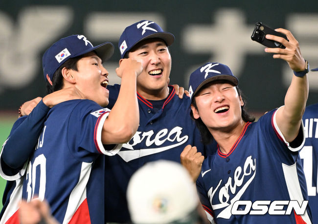 [OSEN=도쿄(일본), 손용호 기자] 도쿄의 기적이 나왔다. 한국 WBC 대표팀이 17년 만에 1라운드를 통과했다.&nbsp;한국은 9일 일본 도쿄돔에서 열린 ‘2026 월드베이스볼클래식(WBC)’ 1라운드 C조 호주와의 경기에서 로 승리를 거뒀다. 이로써 한국은 조별라운드 2승2패를 기록하면서 호주, 대만 등을 최소실점률로 제치면서 2009년 이후 17년 만에 1라운드를 통과했다. 이제 한국은 마이애미행 전세기를 탄다.경기 종료 후 한국 소형준, 손주영, 곽빈이 기념 촬영을 하고 있다. 2026.03.09&nbsp;/spjj@osen.co.kr