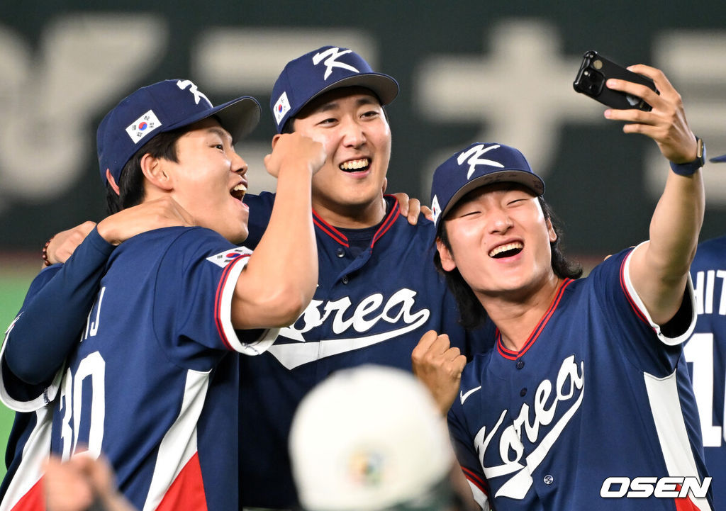 도쿄의 기적이 나왔다. 한국 WBC 대표팀이 17년 만에 1라운드를 통과했다. 한국은 9일 일본 도쿄돔에서 열린 ‘2026 월드베이스볼클래식(WBC)’ 1라운드 C조 호주와의 경기에서 로 승리를 거뒀다. 이로써 한국은 조별라운드 2승2패를 기록하면서 호주, 대만 등을 최소실점률로 제치면서 2009년 이후 17년 만에 1라운드를 통과했다. 이제 한국은 마이애미행 전세기를 탄다.경기 종료 후 한국 소형준, 손주영, 곽빈이 기념 촬영을 하고 있다. 2026.03.09 /spjj@osen.co.kr