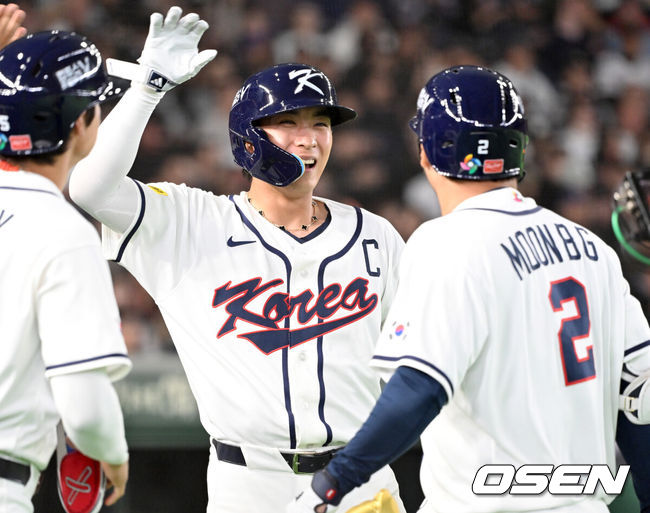 [OSEN=도쿄(일본), 손용호 기자] 5일 일본 도쿄돔에서 월드베이스볼클래식(WBC) 조별리그 C조 한국과 체코의 경기가&nbsp;열렸다.한국은 소형준, 체코는 다니엘 파디샥을 선발투수로 내세웠다.2006년 4강, 2009년 준우승을 차지한 경험이 있는 한국은 이후 3개 대회(2013년, 2017년, 2023년)에서 모두 8강 토너먼트 진출에 실패했다. 이번 대회에서는 17년 만에 본선 토너먼트 진출을 노린다.1회말 1사 만루에서 한국 이정후가 만루 홈런을 친 문보경과 환호하고 있다. 2026.03.05&nbsp;/spjj@osen.co.kr