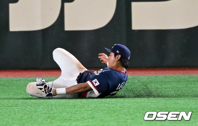 [OSEN=도쿄(일본), 손용호 기자] 도쿄의 기적이 나왔다. 한국 WBC 대표팀이 17년 만에 1라운드를 통과했다.&nbsp;한국은 9일 일본 도쿄돔에서 열린 ‘2026 월드베이스볼클래식(WBC)’ 1라운드 C조 호주와의 경기에서 로 승리를 거뒀다. 이로써 한국은 조별라운드 2승2패를 기록하면서 호주, 대만 등을 최소실점률로 제치면서 2009년 이후 17년 만에 1라운드를 통과했다. 이제 한국은 마이애미행 전세기를 탄다.9회말 1사 1루에서 한국 이정후가 호주 릭슨 윈그로브를 우익수 플라이로 처리하고 있다. 2026.03.09&nbsp;/spjj@osen.co.kr