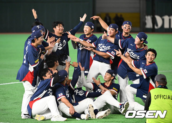 [OSEN=도쿄(일본), 손용호 기자] 도쿄의 기적이 나왔다. 한국 WBC 대표팀이 17년 만에 1라운드를 통과했다.&nbsp;한국은 9일 일본 도쿄돔에서 열린 ‘2026 월드베이스볼클래식(WBC)’ 1라운드 C조 호주와의 경기에서 로 승리를 거뒀다. 이로써 한국은 조별라운드 2승2패를 기록하면서 호주, 대만 등을 최소실점률로 제치면서 2009년 이후 17년 만에 1라운드를 통과했다. 이제 한국은 마이애미행 전세기를 탄다.경기 종료 후 한국 선수들이 기념촬영을 하고 있다. 2026.03.09&nbsp;/spjj@osen.co.kr