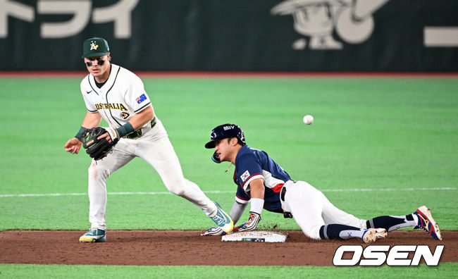 [OSEN=도쿄(일본), 손용호 기자] 9일 일본 도쿄돔에서 월드베이스볼클래식(WBC) 조별리그 C조 한국과 호주의 경기가&nbsp;열렸다.C조는 일본이 3승으로 조 1위를 확정, 8강에 진출했다. 호주가 2승 1패, 대만이 2승 2패, 한국이 1승 2패, 체코는 3패다.한국 WBC 대표팀이 8강에 진출하려면 호주에 2점 이하로 실점하면서 5점 차 이상으로 승리해야만 한다.9회초 1사 1루에서 한국 이정후의 땅볼 때 호주 제리드 데일의 2루 송구가 빠지고 있다. 2026.03.09&nbsp;/spjj@osen.co.kr