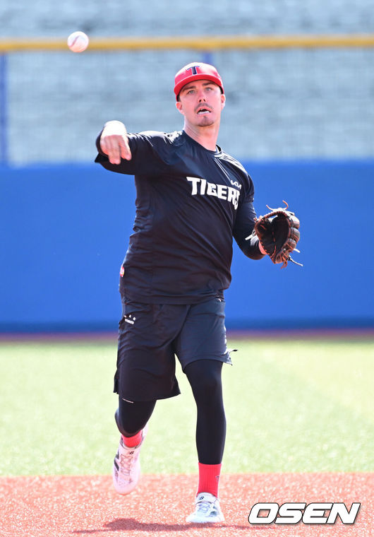 [OSEN=오키나와(일본), 최규한 기자] 2026 WBC(월드베이스볼클래식)를 준비하는 대한민국 야구 대표팀이 24일 일본 오키나와 가데나 야구장에서 프로야구 KIA 타이거즈와 연습경기를 펼쳤다. 야구 대표팀은 오키나와에서 국내 팀들과 6차례 연습경기를 치르며 전력을 끌어올릴 예정이다.경기를 앞두고 KIA 제리드 데일이 수비 훈련을 펼치고 있다. 2026.02.24 / dreamer@osen.co.kr