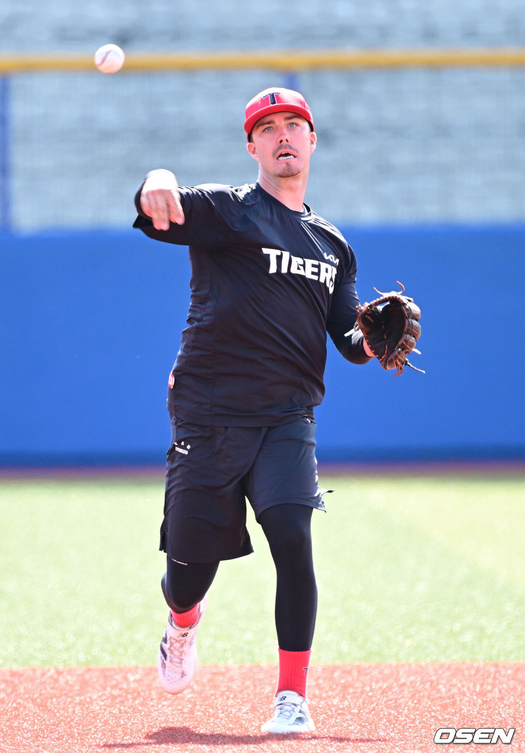 2026 WBC(월드베이스볼클래식)를 준비하는 대한민국 야구 대표팀이 24일 일본 오키나와 가데나 야구장에서 프로야구 KIA 타이거즈와 연습경기를 펼쳤다. 야구 대표팀은 오키나와에서 국내 팀들과 6차례 연습경기를 치르며 전력을 끌어올릴 예정이다.경기를 앞두고 KIA 제리드 데일이 수비 훈련을 펼치고 있다. 2026.02.24 / dreamer@osen.co.kr