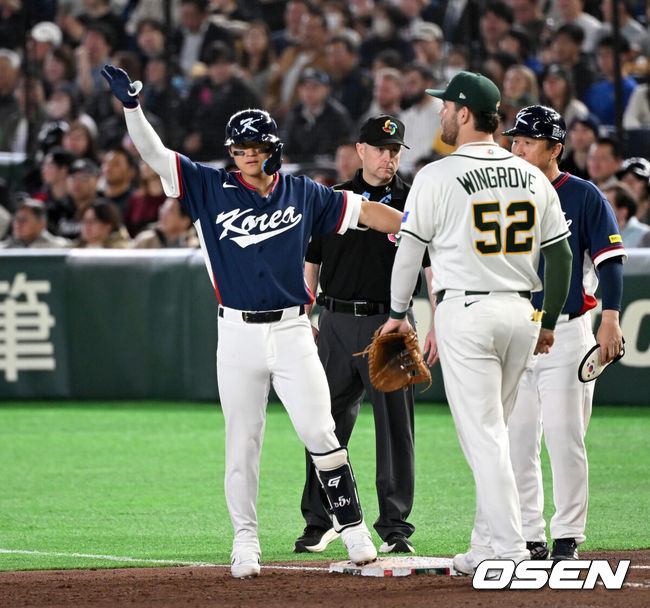 [OSEN=도쿄(일본), 손용호 기자] 9일 일본 도쿄돔에서 월드베이스볼클래식(WBC) 조별리그 C조 한국과 호주의 경기가&nbsp;열렸다.C조는 일본이 3승으로 조 1위를 확정, 8강에 진출했다. 호주가 2승 1패, 대만이 2승 2패, 한국이 1승 2패, 체코는 3패다.한국 WBC 대표팀이 8강에 진출하려면 호주에 2점 이하로 실점하면서 5점 차 이상으로 승리해야만 한다.6회초 1사 3루에서 한국 김도영이 우전 적시타를 치고 환호하고 있다. 2026.03.09&nbsp;/spjj@osen.co.kr