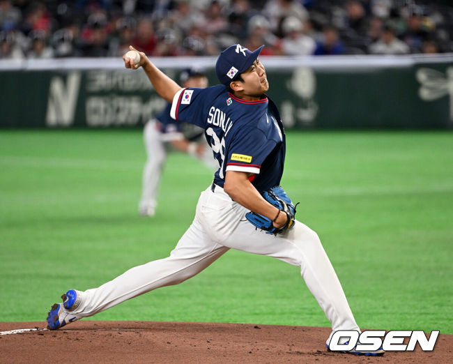 [OSEN=도쿄(일본), 손용호 기자] 9일 일본 도쿄돔에서 월드베이스볼클래식(WBC) 조별리그 C조 한국과 호주의 경기가&nbsp;열렸다.C조는 일본이 3승으로 조 1위를 확정, 8강에 진출했다. 호주가 2승 1패, 대만이 2승 2패, 한국이 1승 2패, 체코는 3패다.한국 WBC 대표팀이 8강에 진출하려면 호주에 2점 이하로 실점하면서 5점 차 이상으로 승리해야만 한다.1회말 무사에서 한국 선발투수 손주영이 역투하고 있다. 2026.03.09&nbsp;/spjj@osen.co.kr