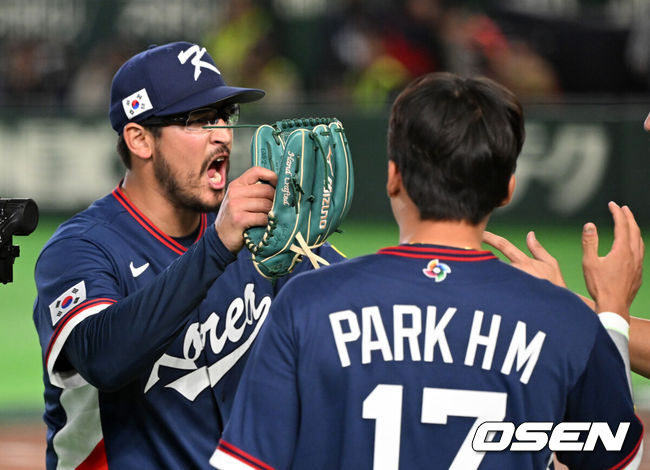 [OSEN=도쿄(일본), 손용호 기자] 9일 일본 도쿄돔에서 월드베이스볼클래식(WBC) 조별리그 C조 한국과 호주의 경기가&nbsp;열렸다.C조는 일본이 3승으로 조 1위를 확정, 8강에 진출했다. 호주가 2승 1패, 대만이 2승 2패, 한국이 1승 2패, 체코는 3패다.한국 WBC 대표팀이 8강에 진출하려면 호주에 2점 이하로 실점하면서 5점 차 이상으로 승리해야만 한다.7회말 2사 3루에서 한국 데인 더닝이 호주 릭슨 윈그로브를 삼진으로 처리하고 환호하고 있다. 2026.03.09&nbsp;/spjj@osen.co.kr