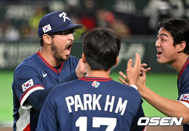 [OSEN=도쿄(일본), 손용호 기자] 9일 일본 도쿄돔에서 월드베이스볼클래식(WBC) 조별리그 C조 한국과 호주의 경기가&nbsp;열렸다.C조는 일본이 3승으로 조 1위를 확정, 8강에 진출했다. 호주가 2승 1패, 대만이 2승 2패, 한국이 1승 2패, 체코는 3패다.한국 WBC 대표팀이 8강에 진출하려면 호주에 2점 이하로 실점하면서 5점 차 이상으로 승리해야만 한다.7회말 2사 3루에서 한국 데인 더닝이 호주 릭슨 윈그로브를 삼진으로 처리하고 환호하고 있다. 2026.03.09&nbsp;/spjj@osen.co.kr