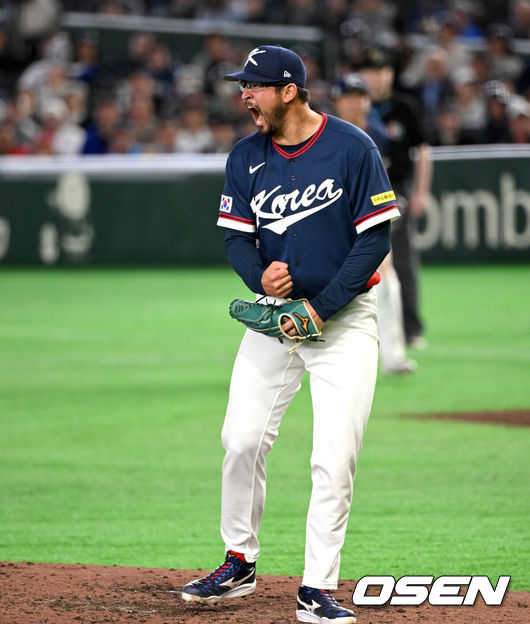 [OSEN=도쿄(일본), 손용호 기자] 9일 일본 도쿄돔에서 월드베이스볼클래식(WBC) 조별리그 C조 한국과 호주의 경기가&nbsp;열렸다.C조는 일본이 3승으로 조 1위를 확정, 8강에 진출했다. 호주가 2승 1패, 대만이 2승 2패, 한국이 1승 2패, 체코는 3패다.한국 WBC 대표팀이 8강에 진출하려면 호주에 2점 이하로 실점하면서 5점 차 이상으로 승리해야만 한다.7회말 2사 3루에서 한국 데인 더닝이 호주 릭슨 윈그로브를 삼진으로 처리하고 환호하고 있다. 2026.03.09&nbsp;/spjj@osen.co.kr