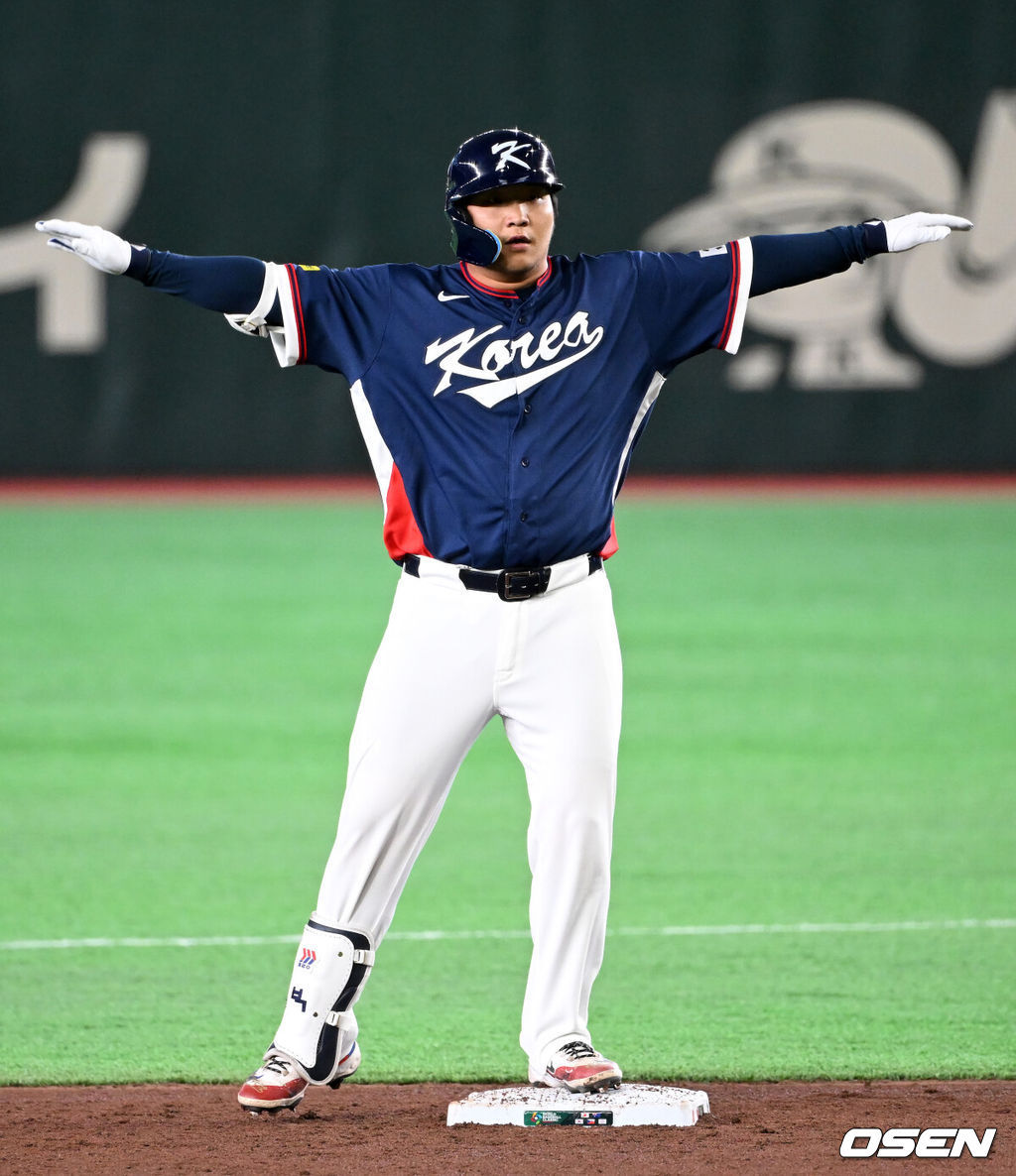 9일 일본 도쿄돔에서 월드베이스볼클래식(WBC) 조별리그 C조 한국과 호주의 경기가 열렸다.C조는 일본이 3승으로 조 1위를 확정, 8강에 진출했다. 호주가 2승 1패, 대만이 2승 2패, 한국이 1승 2패, 체코는 3패다.한국 WBC 대표팀이 8강에 진출하려면 호주에 2점 이하로 실점하면서 5점 차 이상으로 승리해야만 한다.3회초 1사 2루에서 한국 문보경이 우전 적시 2루타를 치고 환호하고 있다. 2026.03.09 /spjj@osen.co.kr