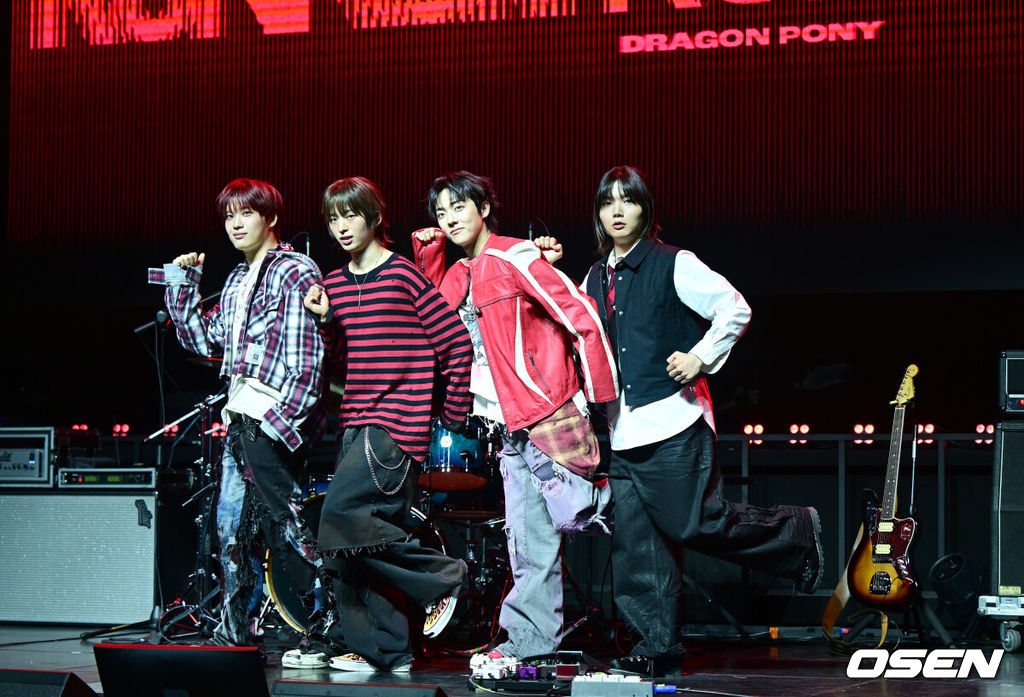 밴드 드래곤포니(Dragon Pony)가 10일 오후 서울 창천동 예스24 원더로크홀에서 세 번째 EP 'RUN RUN RUN(런런런)' 발매 쇼케이스를 가졌다.'RUN RUN RUN'은 드래곤포니가 불완전한 청춘 성장 서사를 이어가는 앨범으로, 네 멤버(편성현, 권세혁, 안태규, 고강훈)는 수많은 선택지 앞에서 복잡하게 생각하기보다는 그저 마음을 따라 달려보기를 택했다. 드래곤포니가 포토타임을 하고 있다. 2026.03.10 / dreamer@osen.co.kr
