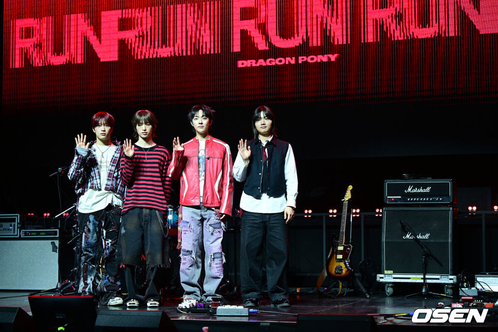 밴드 드래곤포니(Dragon Pony)가 10일 오후 서울 창천동 예스24 원더로크홀에서 세 번째 EP 'RUN RUN RUN(런런런)' 발매 쇼케이스를 가졌다.'RUN RUN RUN'은 드래곤포니가 불완전한 청춘 성장 서사를 이어가는 앨범으로, 네 멤버(편성현, 권세혁, 안태규, 고강훈)는 수많은 선택지 앞에서 복잡하게 생각하기보다는 그저 마음을 따라 달려보기를 택했다. 드래곤포니가 포토타임을 하고 있다. 2026.03.10 / dreamer@osen.co.kr