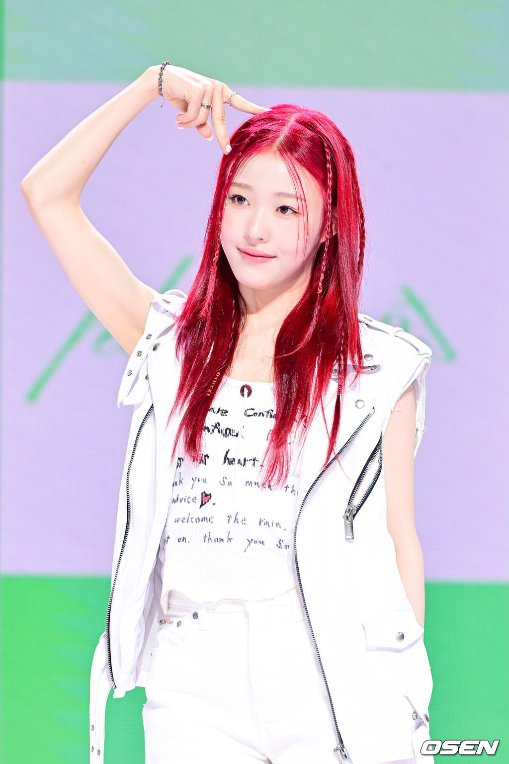 13일 오후 서울 한남동 블루스퀘어 SOL트래블홀에서 그룹 앳하트(AtHeart) 첫 번째 EP 'Plot Twist' 쇼케이스가 진행됐다.첫 번째 EP와 동명의 타이틀곡 'Plot Twist'는 POP과 EDM이 하이브리드된 댄스 트랙으로 곡 제목처럼 곡의 전개와 감정의 흐름이 하나의 '반전'을 만들어낸다.앳하트 아린이 포즈를 취하고 있다. 2025.08.13 / soul1014@osen.co.kr