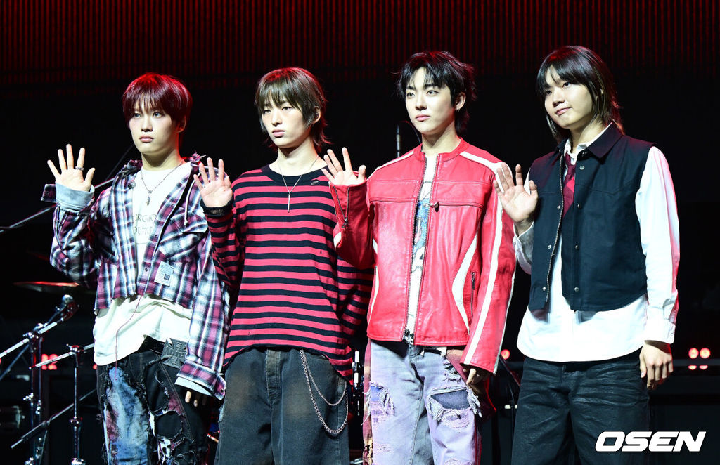 밴드 드래곤포니(Dragon Pony)가 10일 오후 서울 창천동 예스24 원더로크홀에서 세 번째 EP 'RUN RUN RUN(런런런)' 발매 쇼케이스를 가졌다.'RUN RUN RUN'은 드래곤포니가 불완전한 청춘 성장 서사를 이어가는 앨범으로, 네 멤버(편성현, 권세혁, 안태규, 고강훈)는 수많은 선택지 앞에서 복잡하게 생각하기보다는 그저 마음을 따라 달려보기를 택했다. 드래곤포니가 포토타임을 하고 있다. 2026.03.10 / dreamer@osen.co.kr