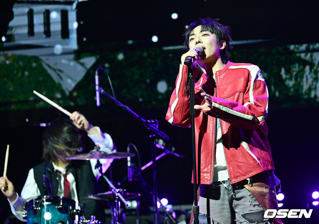 밴드 드래곤포니(Dragon Pony)가 10일 오후 서울 창천동 예스24 원더로크홀에서 세 번째 EP 'RUN RUN RUN(런런런)' 발매 쇼케이스를 가졌다.<br /><br />'RUN RUN RUN'은 드래곤포니가 불완전한 청춘 성장 서사를 이어가는 앨범으로, 네 멤버(편성현, 권세혁, 안태규, 고강훈)는 수많은 선택지 앞에서 복잡하게 생각하기보다는 그저 마음을 따라 달려보기를 택했다. <br /><br />드래곤포니가 컴백 무대를 펼치고 있다. 2026.03.10 / dreamer@osen.co.kr