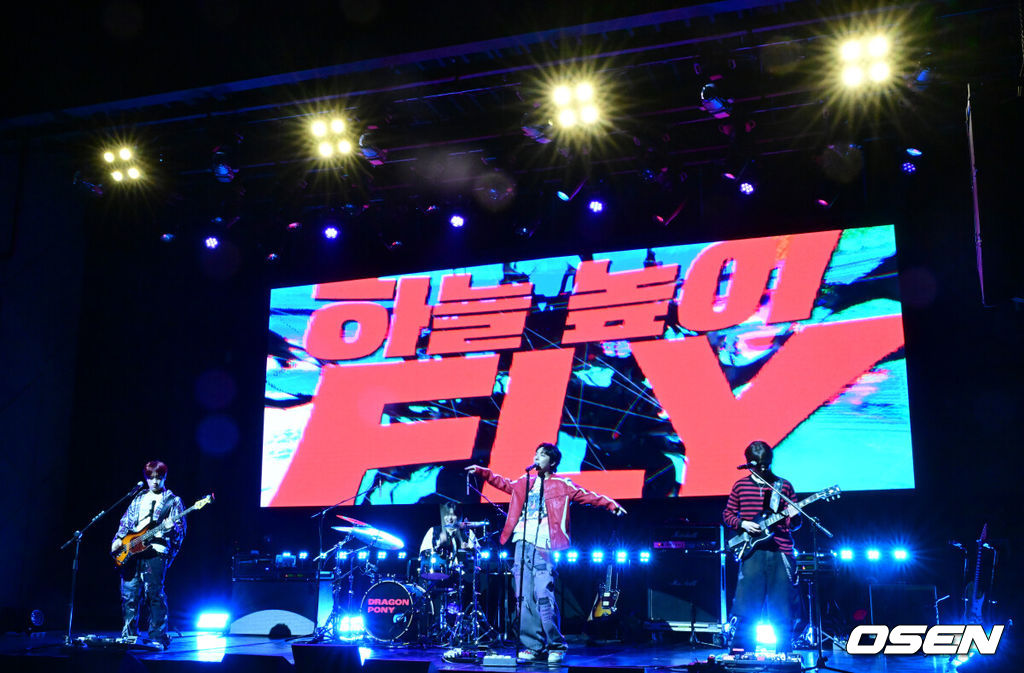 밴드 드래곤포니(Dragon Pony)가 10일 오후 서울 창천동 예스24 원더로크홀에서 세 번째 EP 'RUN RUN RUN(런런런)' 발매 쇼케이스를 가졌다.<br /><br />'RUN RUN RUN'은 드래곤포니가 불완전한 청춘 성장 서사를 이어가는 앨범으로, 네 멤버(편성현, 권세혁, 안태규, 고강훈)는 수많은 선택지 앞에서 복잡하게 생각하기보다는 그저 마음을 따라 달려보기를 택했다. <br /><br />드래곤포니가 무대를 펼치고 있다. 2026.03.10 / dreamer@osen.co.kr