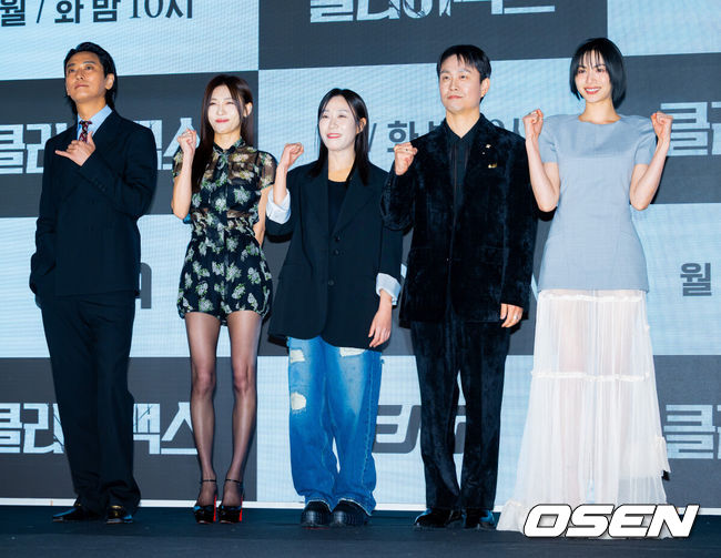 [OSEN=민경훈 기자] 10일 오후 서울 신도림 더세인트에서 ENA '클라이맥스' 제작발표회가 열렸다.'클라이맥스'는 대한민국 최고의 자리에 서기 위해 권력의 카르텔에 뛰어든 검사 방태섭(주지훈 분)과 그를 둘러싼 이들의 치열한 생존극이다.배우 주지훈, 하지원, 이지원 감독, 오정세, 나나가 포토타임을 하고 있다. 2026.03.10 /rumi@osen.co.kr