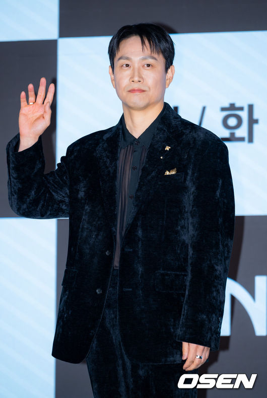 [OSEN=민경훈 기자] 10일 오후 서울 신도림 더세인트에서 ENA '클라이맥스' 제작발표회가 열렸다.'클라이맥스'는 대한민국 최고의 자리에 서기 위해 권력의 카르텔에 뛰어든 검사 방태섭(주지훈 분)과 그를 둘러싼 이들의 치열한 생존극이다.배우 오정세가 포토타임을 하고 있다. 2026.03.10 /rumi@osen.co.kr