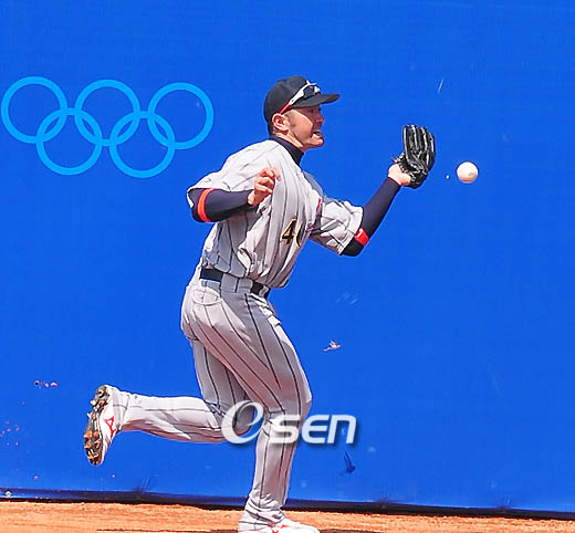 일본 좌익수 G.G. 사토가 2008년 베이징 올림픽 준결승 한국전에서 8회 고영민의 뜬공 타구를 놓치고 있다. 2008.08.22 /OSEN DB