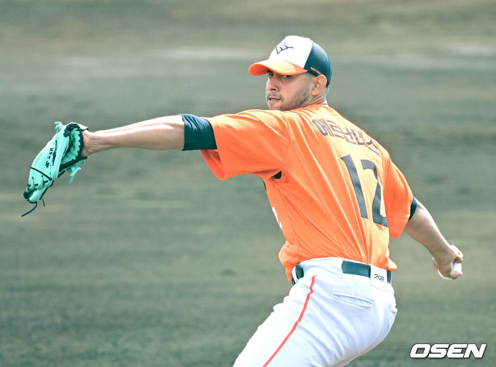 프로야구 한화 이글스가 22일 일본 오키나와 이토만 니시자키 야구장에서 일본 프로야구 지바롯데와 연습경기를 가진다.한화는 이번 2차 오키나와 캠프에서 총 9차례 연습경기를 통해 전력을 가다듬을 예정이다.1회말 한화 선발 윌켈 에르난데스가 힘차게 공을 뿌리고 있다. 2026.02.22 / dreamer@osen.co.kr