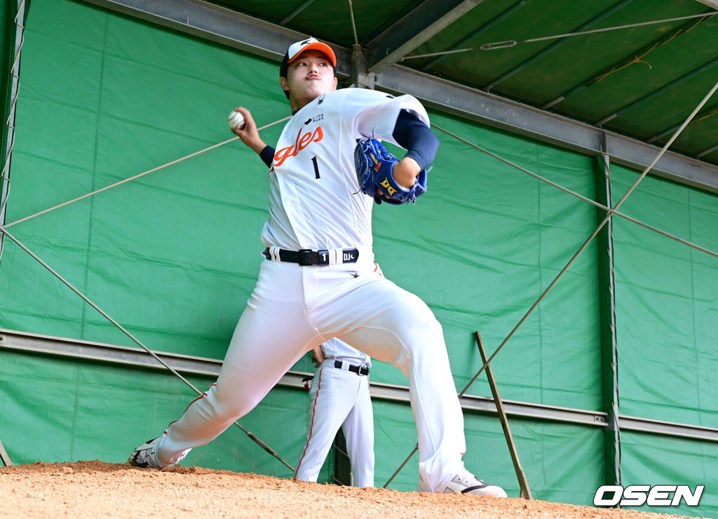 프로야구 한화 이글스가 21일 일본 오키나와 고친다 구장에서 스프링 캠프 훈련을 펼쳤다.한화는 이번 2차 오키나와 캠프에서 총 9차례의 연습경기를 통해 전력을 가다듬을 예정이다.한화 문동주가 불펜 피칭을 펼치고 있다. 2026.02.21 / dreamer@osen.co.kr