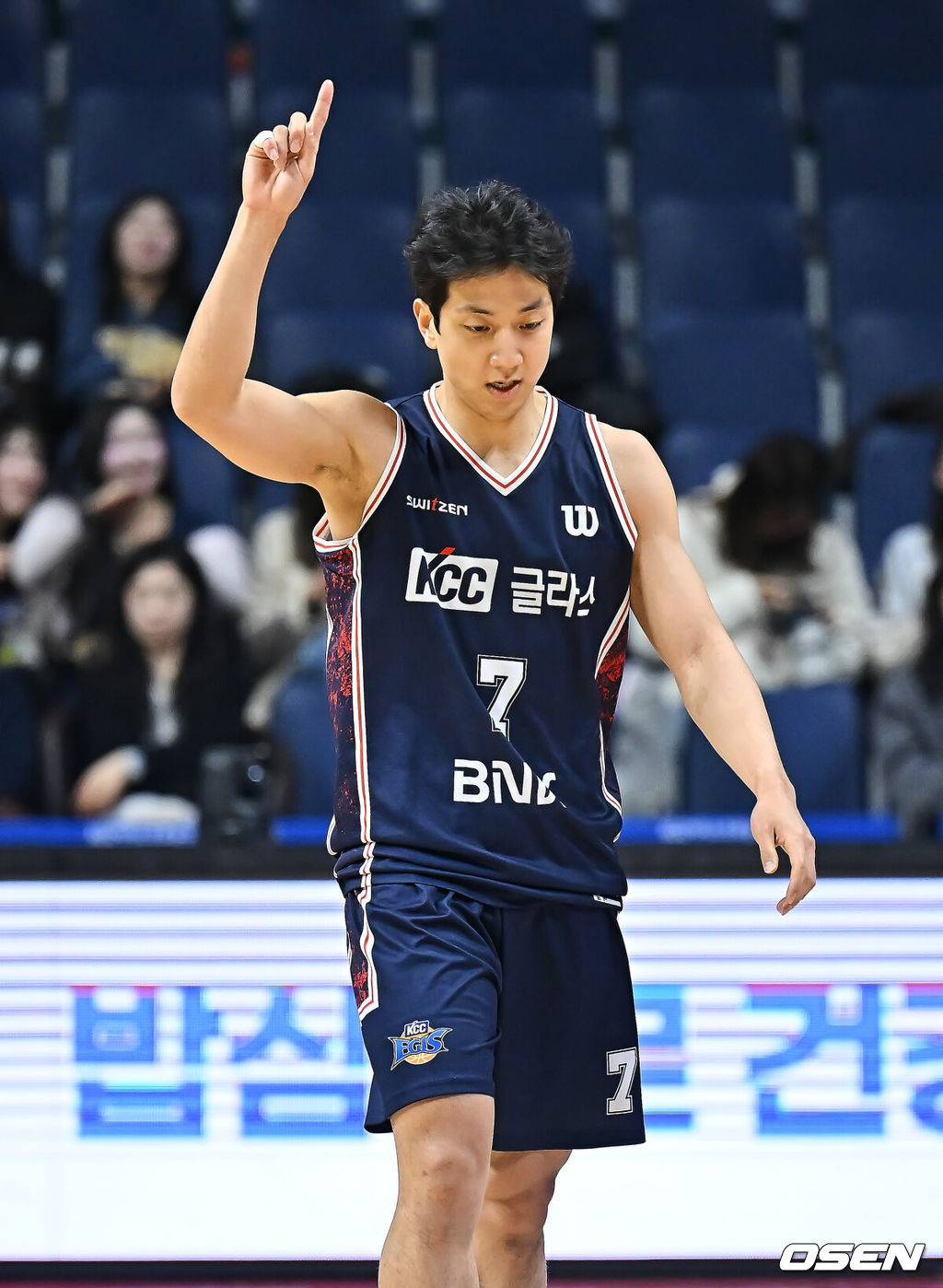 10일 부산 사직체육관에서 2025-2026 LG전자 프로농구 부산 KCC와 울산 현대모비스의 경기가 열렸다.목 부상으로 허웅이 휴식 차원에서 결장하는 부산 KCC가 울산 현대모비스전에서 어떤 해법을 보여줄지 주목된다.부산 KCC 허훈이 골을 성공시키고 손을 들어 보이고 있다. 2026.03.10 / foto0307@osen.co.kr