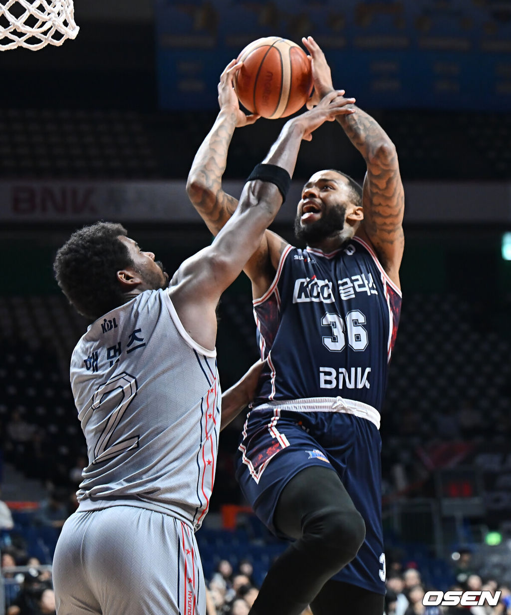 10일 부산 사직체육관에서 2025-2026 LG전자 프로농구 부산 KCC와 울산 현대모비스의 경기가 열렸다.목 부상으로 허웅이 휴식 차원에서 결장하는 부산 KCC가 울산 현대모비스전에서 어떤 해법을 보여줄지 주목된다.부산 KCC 숀롱이 울산 현대모비스 레이션 해먼즈의 마크를 피해 골밑슛을 시도하고 있다. 2026.03.10 / foto0307@osen.co.kr